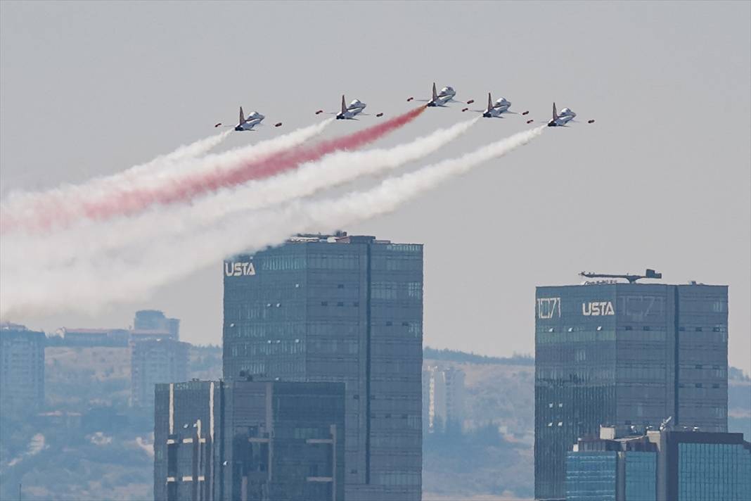 Türk Yıldızları’nın 30 Ağustos uçuşu nefes kesti 12